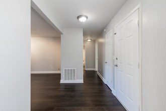 7812 Renaissance Ct in Charlotte, NC - Building Photo - Building Photo