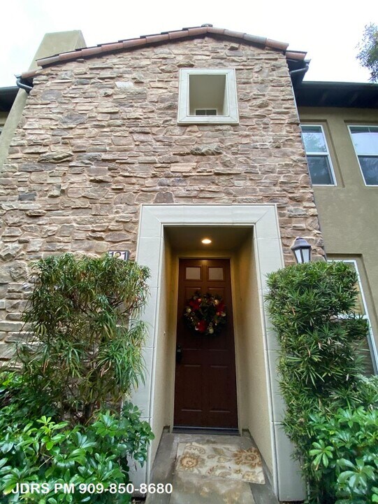 121 Roadrunner in Irvine, CA - Building Photo