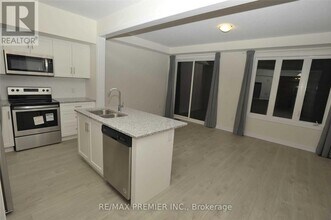 25 Pelican Ln in Hamilton, ON - Building Photo - Building Photo