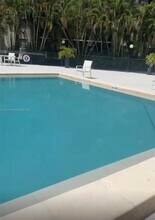 491 Ives Dairy Rd in Miami, FL - Building Photo - Building Photo