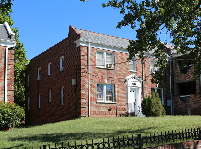 1311 Fort Stevens Dr NW in Washington, DC - Foto de edificio - Building Photo