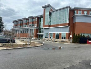 16 Lark St, Unit 1 in Quincy, MA - Foto de edificio - Building Photo
