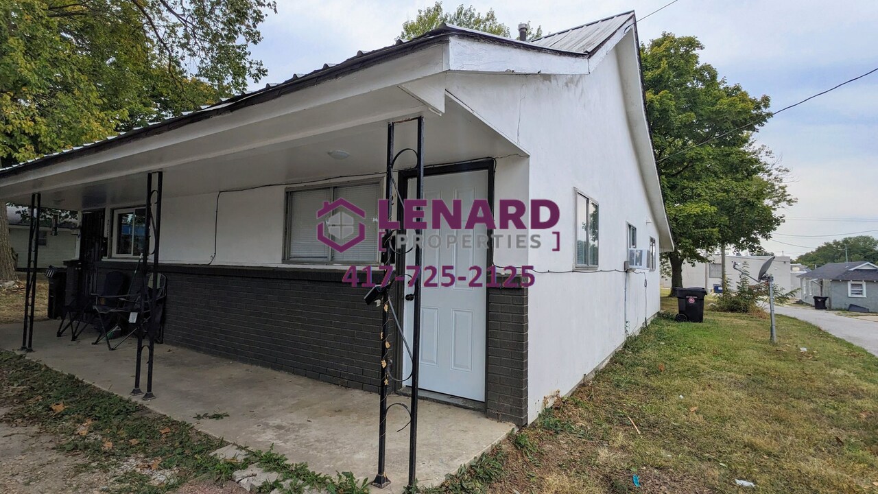 215 North St in Marshfield, MO - Building Photo