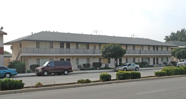 364 E Badillo St in Covina, CA - Foto de edificio - Building Photo