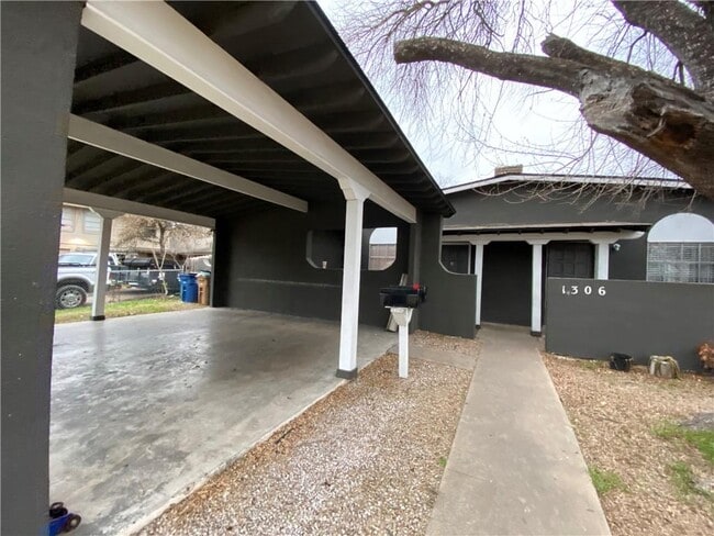 1306 Radcliff Dr in Austin, TX - Building Photo - Building Photo