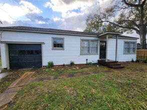 1104 E Sycamore St in Navasota, TX - Building Photo - Building Photo