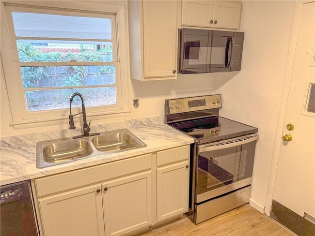 633 Brookwood Dr in Forest Park, GA - Building Photo - Building Photo