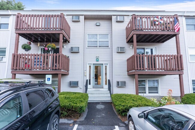 205 Circle Rd in Manchester, NH - Building Photo - Building Photo
