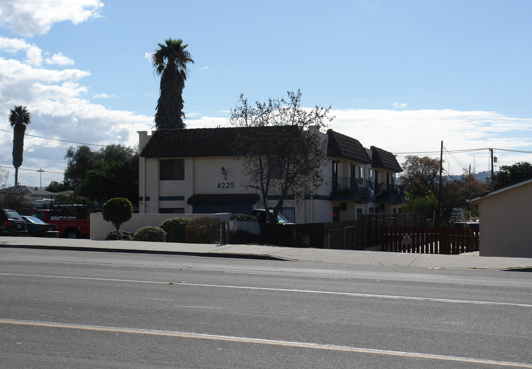 4225 Beyer Blvd in San Ysidro, CA - Building Photo