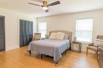 729 Bizerte Ave in Dallas, TX - Building Photo - Building Photo