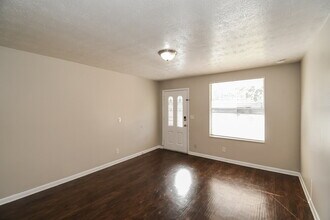 8319 Gullege Dr in Jacksonville, FL - Building Photo - Building Photo