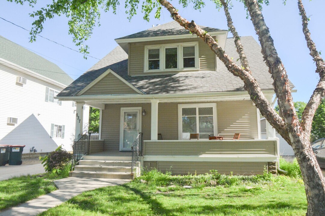 837 W Center St in Rochester, MN - Building Photo