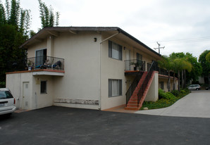 221-223 W Victoria St in Santa Barbara, CA - Building Photo