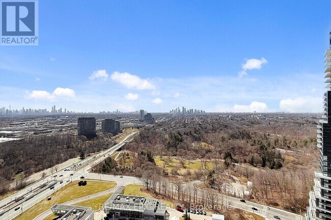 30 Inn On The Pk Dr in Toronto, ON - Building Photo - Building Photo