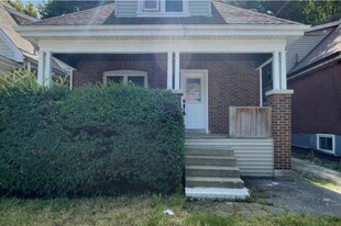 ALL INCLUSIVE student room available for rent in Hamilton, ON - Building Photo