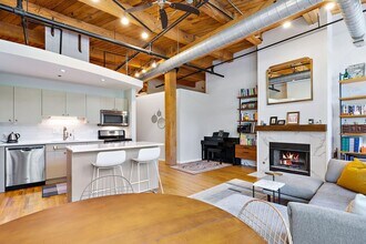 2210 W Wabansia Ave in Chicago, IL - Building Photo - Building Photo