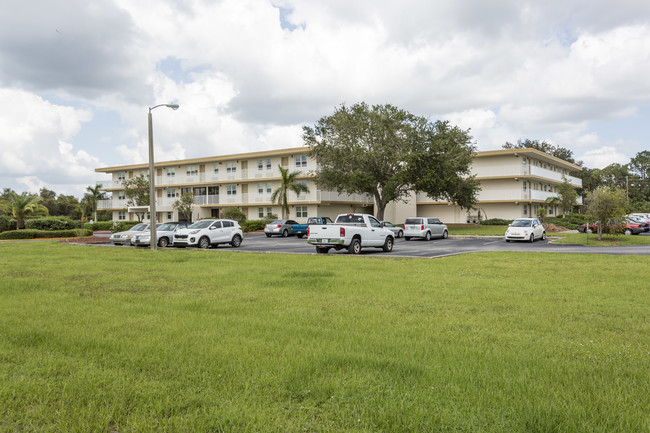 Grove City Manor in Englewood, FL - Building Photo - Primary Photo