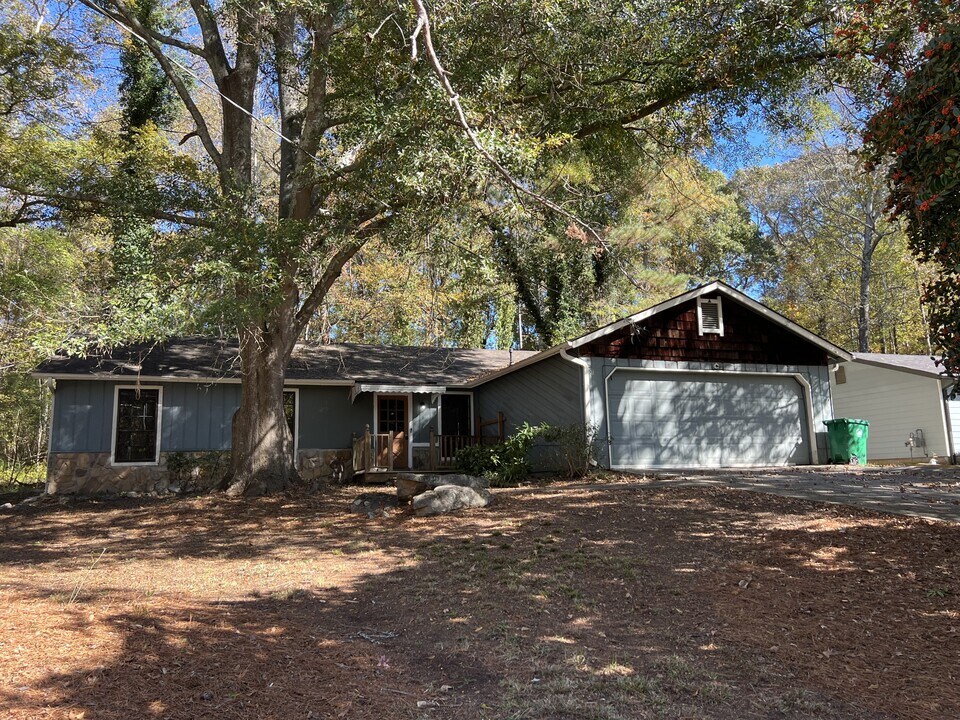 662 Stonehedge Dr in Stone Mountain, GA - Building Photo