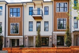 10744 Davis Dr in Alpharetta, GA - Building Photo