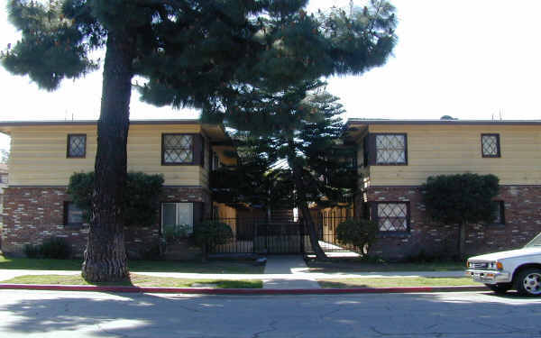 424 E Pine St in Santa Ana, CA - Foto de edificio - Building Photo