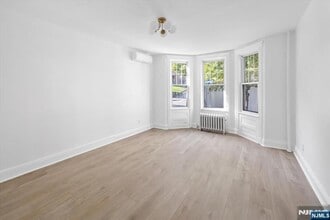 46 Garden Pl in Edgewater, NJ - Foto de edificio - Building Photo