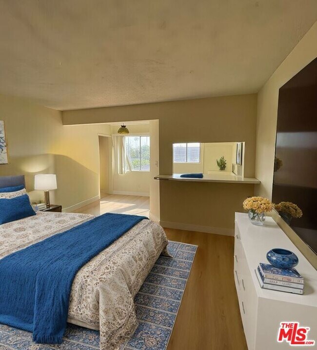 571 Fairview Ave in Los Angeles, CA - Building Photo - Building Photo