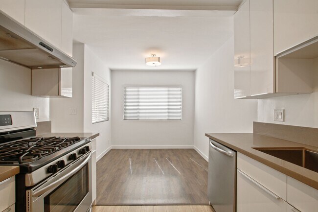 1043 5th St - north of Wilshire and 5 blocks to the beach! in Santa Monica, CA - Foto de edificio - Building Photo