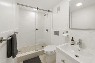 337 E 41st St, Unit 2a in New York, NY - Building Photo - Building Photo