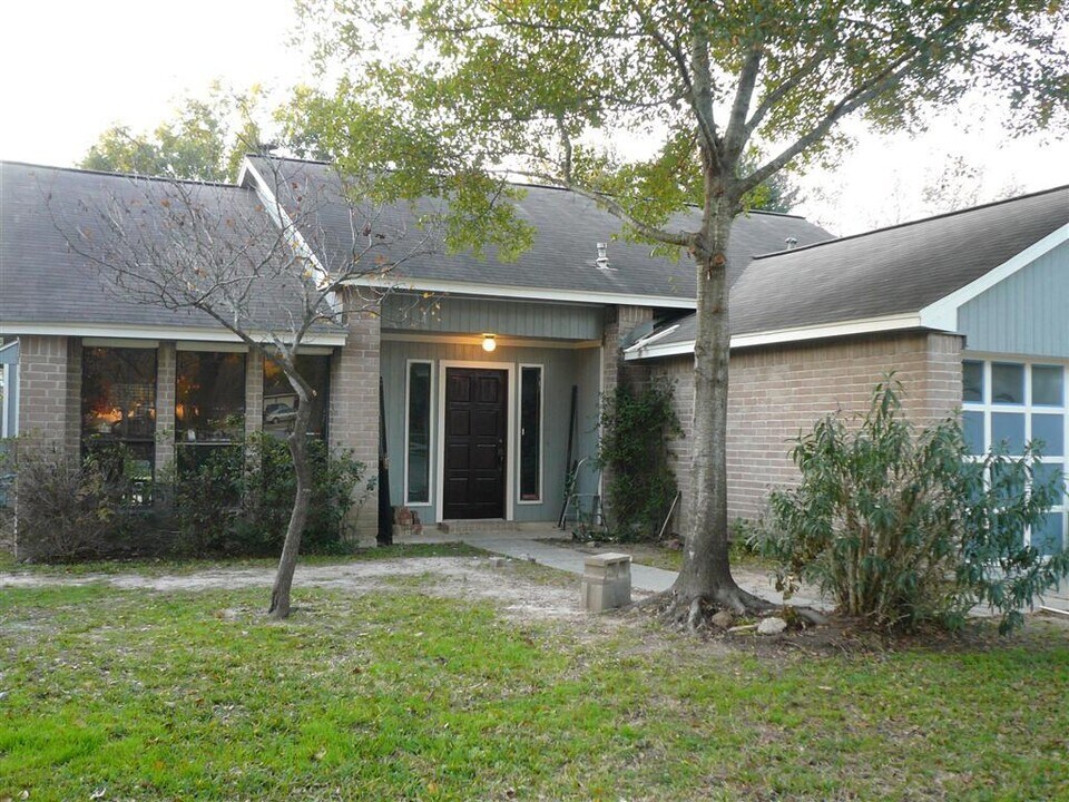 21603 Meadowhill Dr in Spring, TX - Foto de edificio