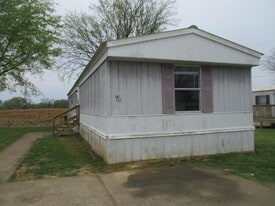 403 Debbie St in Oak Grove, KY - Building Photo