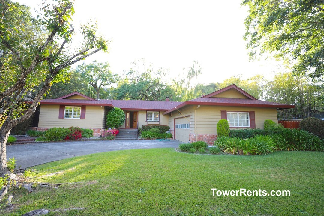 3423 Terra Linda Dr in Santa Rosa, CA - Building Photo