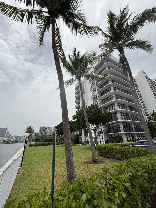 property at 1000 Parkview Dr