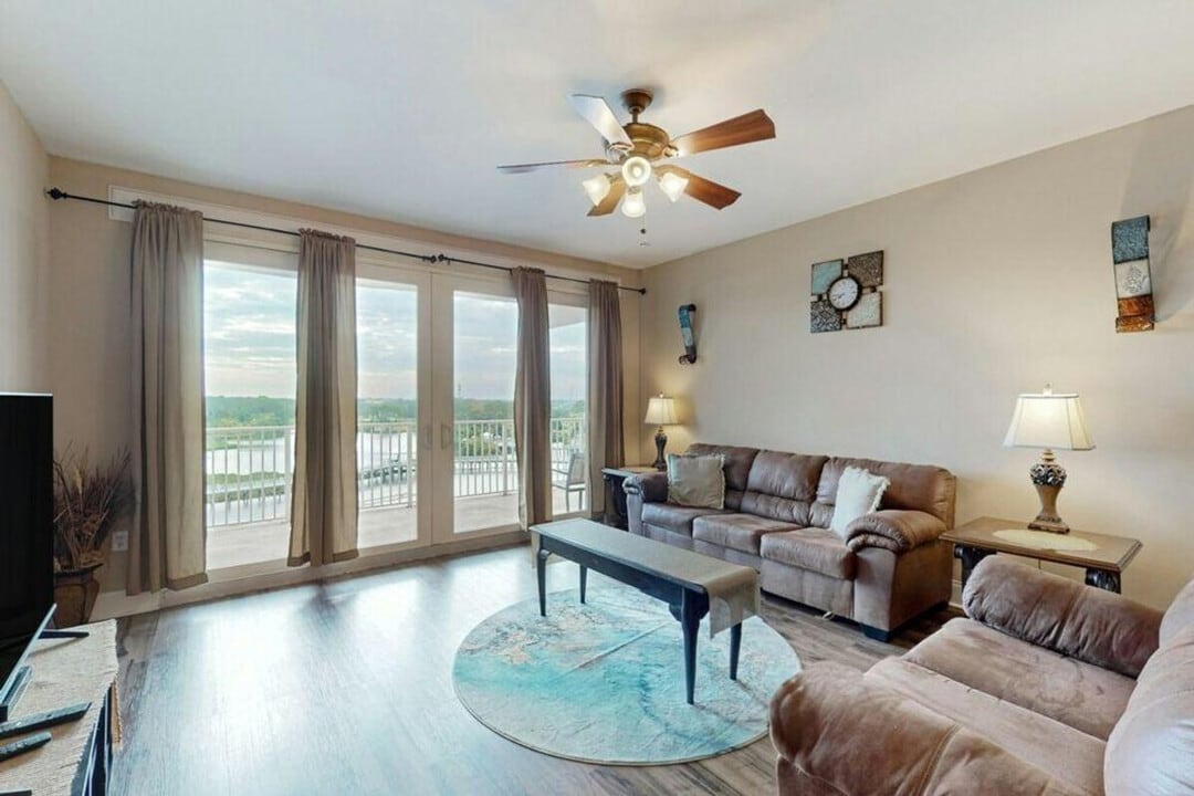 9860 S Thomas Dr in Panama City Beach, FL - Foto de edificio