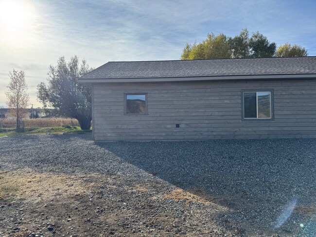 24 Moonlite Dr in Cody, WY - Foto de edificio - Building Photo