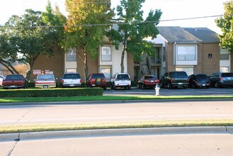 Alena Apartments in Dallas, TX - Building Photo - Building Photo