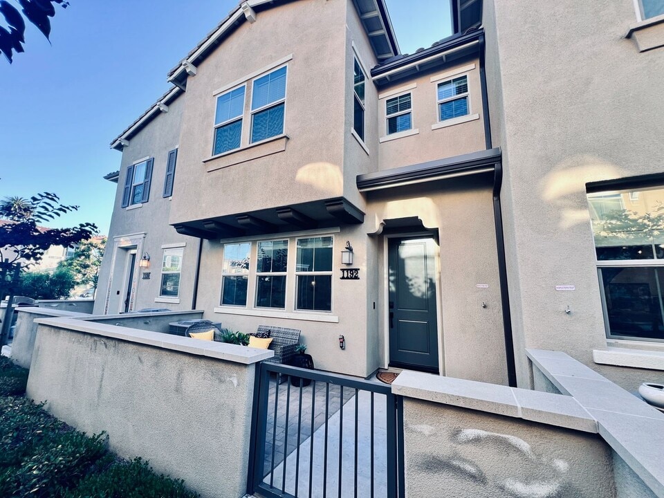 1192 Delpy View Point in Vista, CA - Building Photo