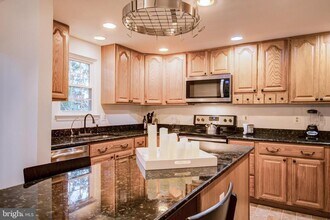 34 Benton Ct in Sterling, VA - Foto de edificio - Building Photo