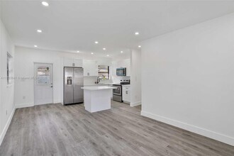 2724 SW 34th Ct in Miami, FL - Building Photo - Building Photo