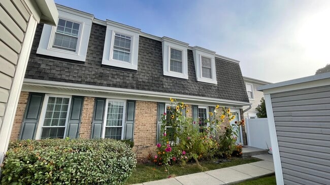 1352 Oxford Cir in Roselle, IL - Building Photo - Building Photo