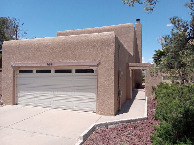 property at 688 Lakeview Cir SE