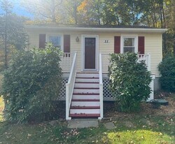 22 Lakeview Dr in Pawling, NY - Building Photo