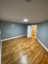 89 North Dr, Unit 89 North Dr. Upper Unit in Wyandotte, MI - Foto de edificio - Building Photo