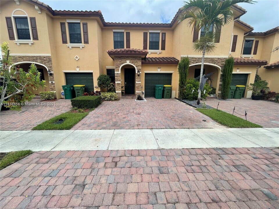 3757 SE 2nd Dr in Homestead, FL - Building Photo