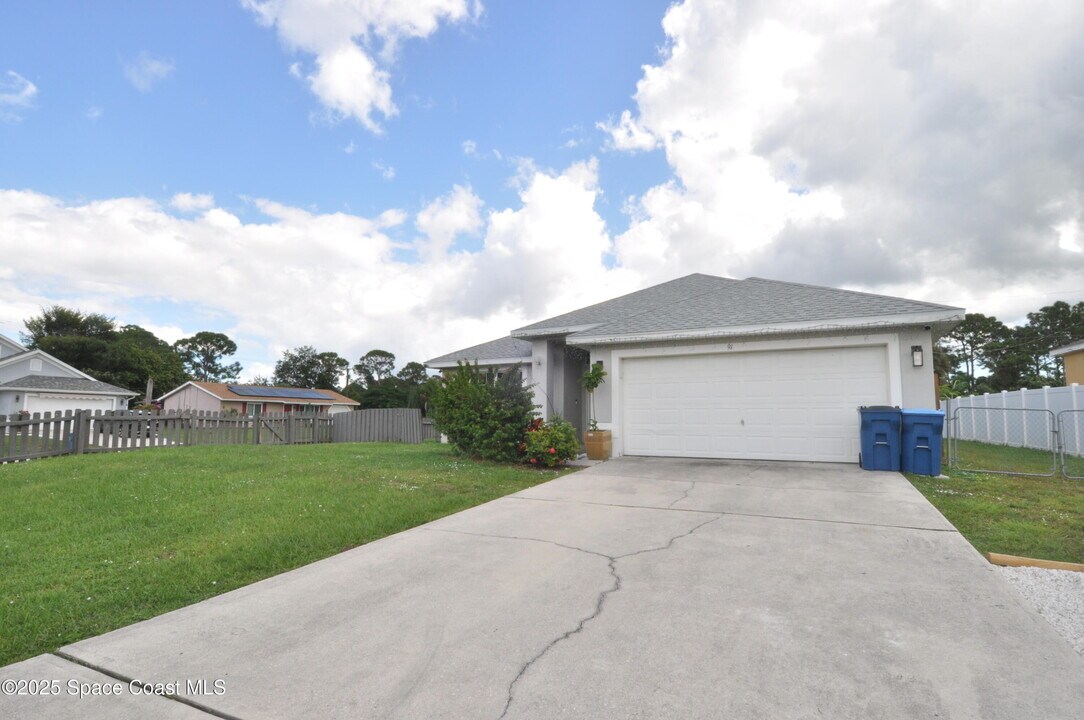 911 Eldron Blvd SE in Palm Bay, FL - Building Photo