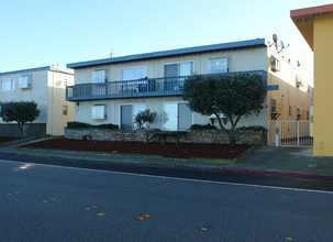 475 Esplanade Ave in Pacifica, CA - Building Photo - Building Photo