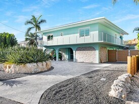 232 W Seaview Dr in Duck Key, FL - Building Photo