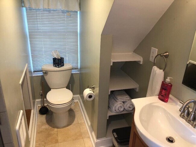5804 Searl Ter, Unit 1 in Bethesda, MD - Foto de edificio - Building Photo