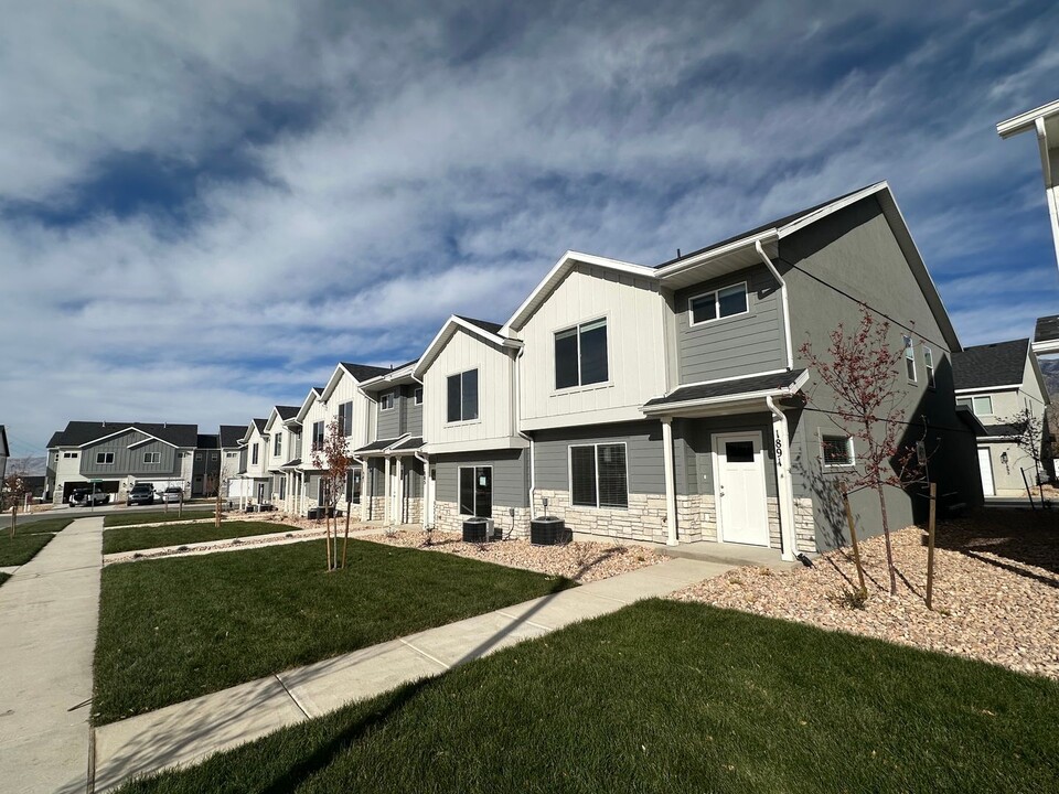 1891 E 1550 N in Spanish Fork, UT - Foto de edificio