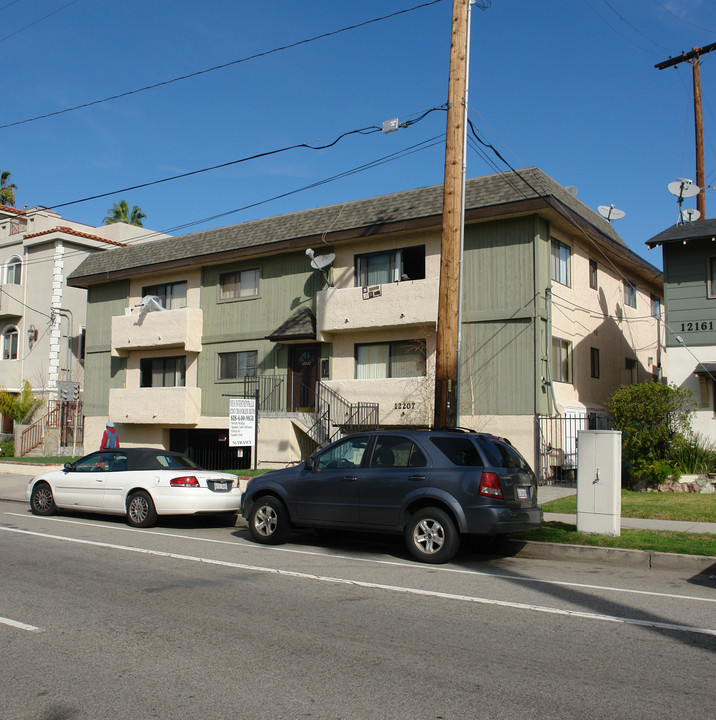 12207 Chandler Blvd in Valley Village, CA - Building Photo