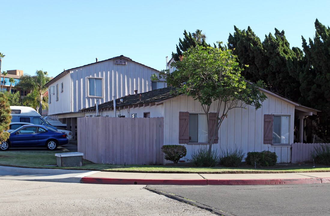 1631-1649 Scott St in San Diego, CA - Building Photo